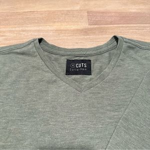 Men’s Cuts curved hem V-neck T-Shirt Large